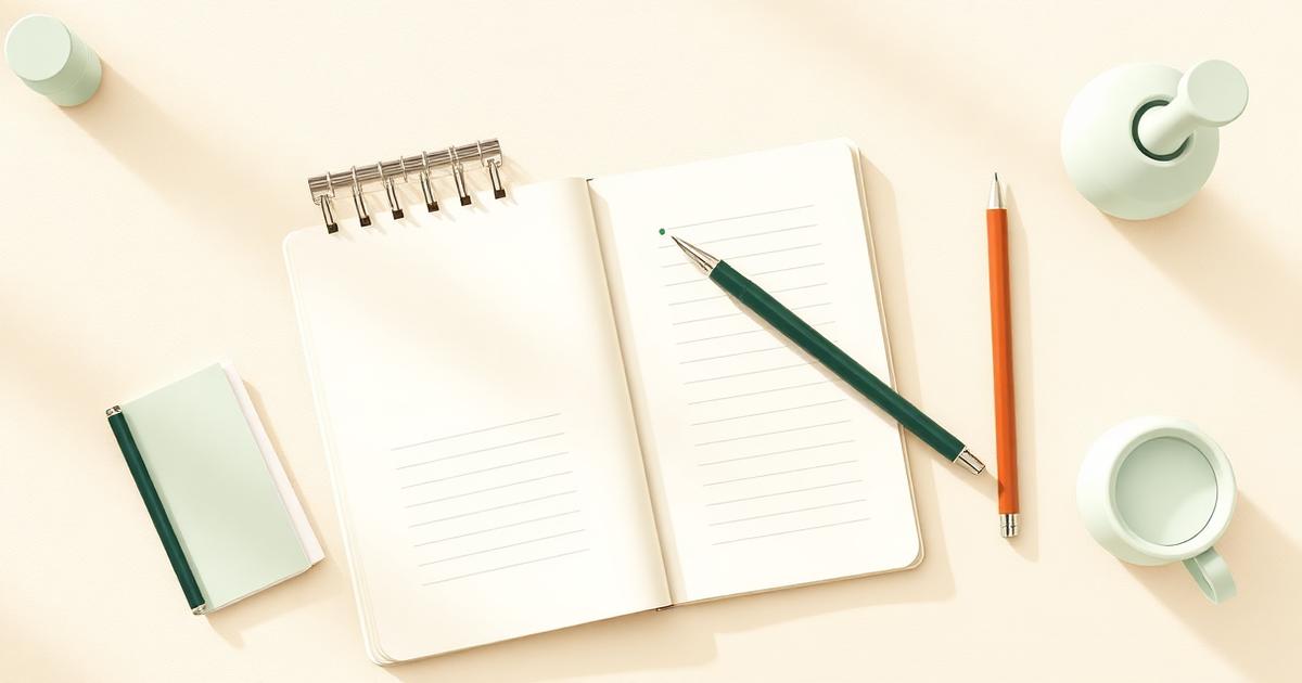 Carnet ouvert et stylos sur un bureau évoquant une checklist de bonnes pratiques rédactionnelles